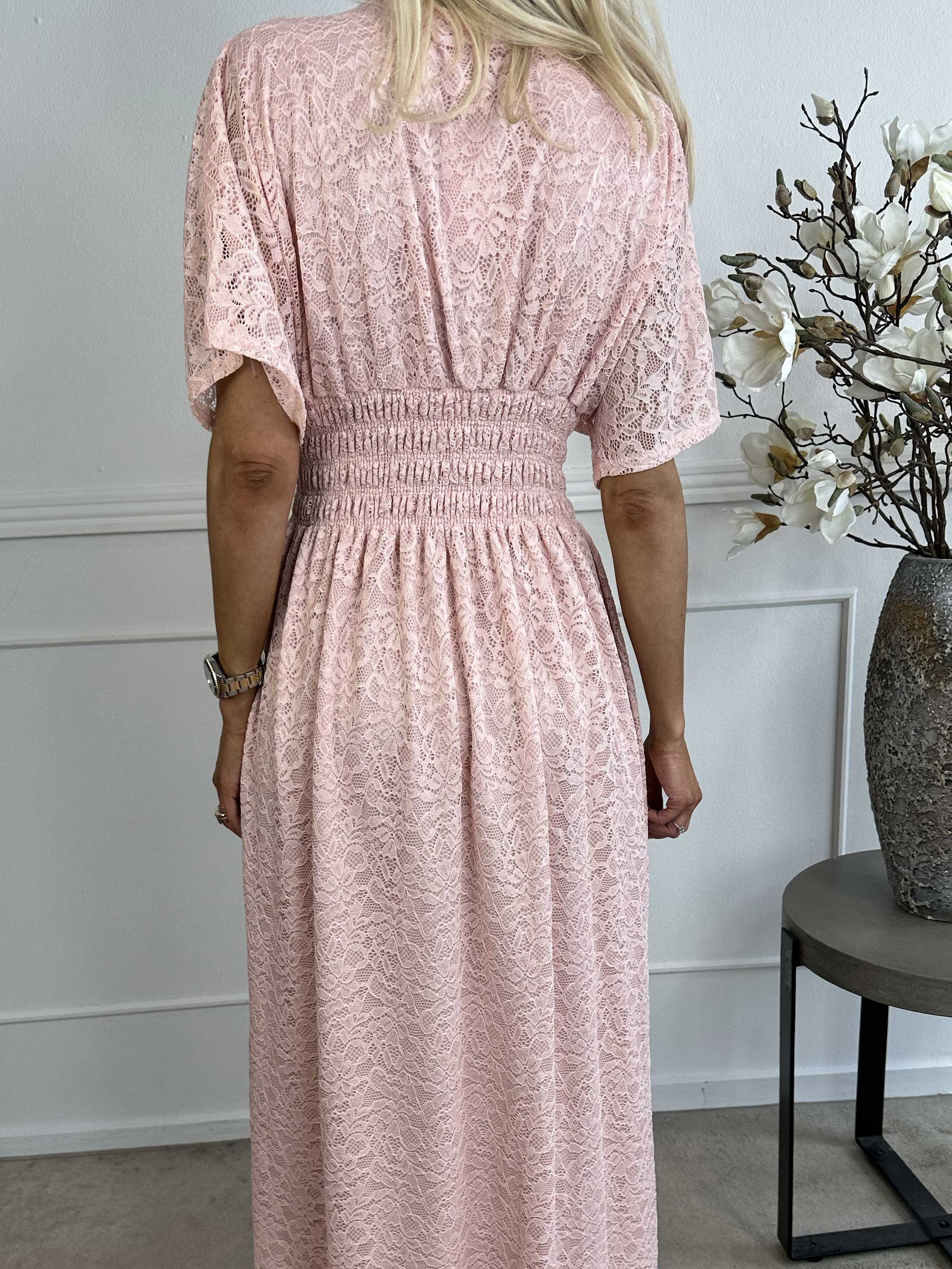 Pams Lace - Lang kjole i blonde med smock under brystet